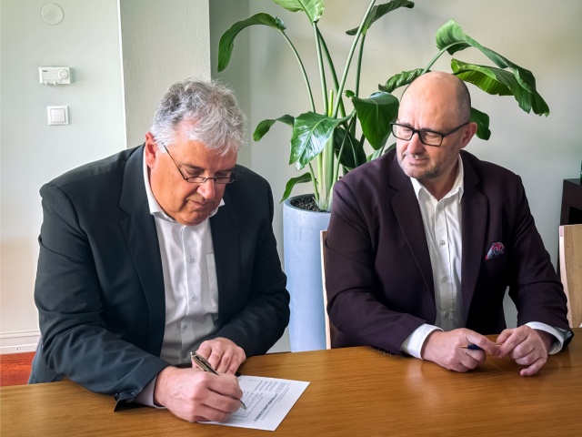 A Coveris és a HADEPOL FLEXO megállapodásának aláírása. Balról Christian Kolarik, a Coveris vezérigazgatója és Leszek Gumowski, HADEPOL FLEX